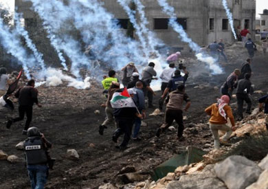 إصابة عشرات الفلسطينيين بالاختناق في مواجهات مع قوات الاحتلال شرق رام الله